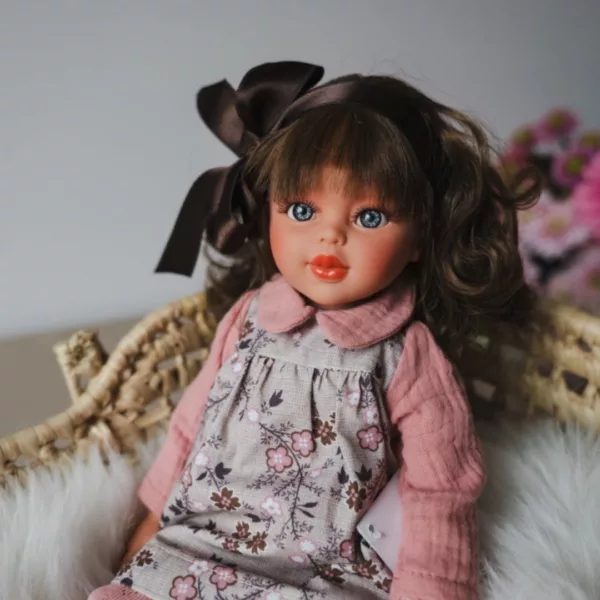 Детска кукла с тъмна коса кафява панделка розова жилетка флорална рокля за момичета