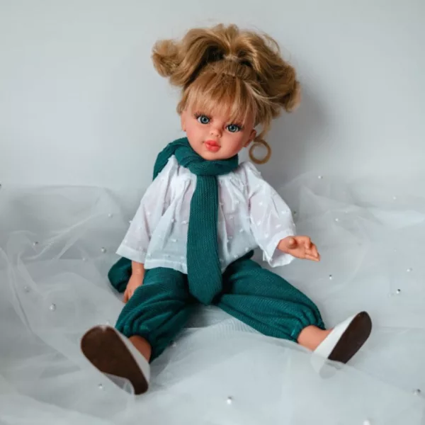 Кукла със светла коса в зелен спортен комплект с шал и бели обувки за деца