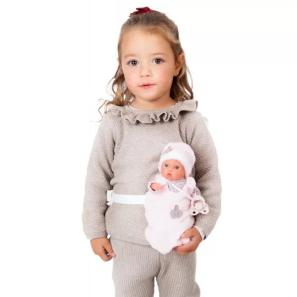 Момиче носи кукла бебе Пиколин в сакче детска игра и грижа