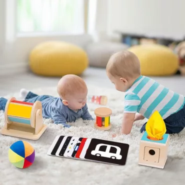 Бебета играят с Монтесори играчки от BellamieStore върху мек килим