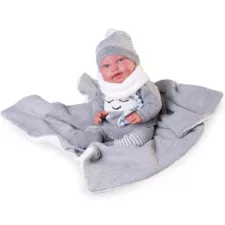 Бебето Пипо седи в одеяло с плетена шапка- детска кукла Antonio Juan 42 см