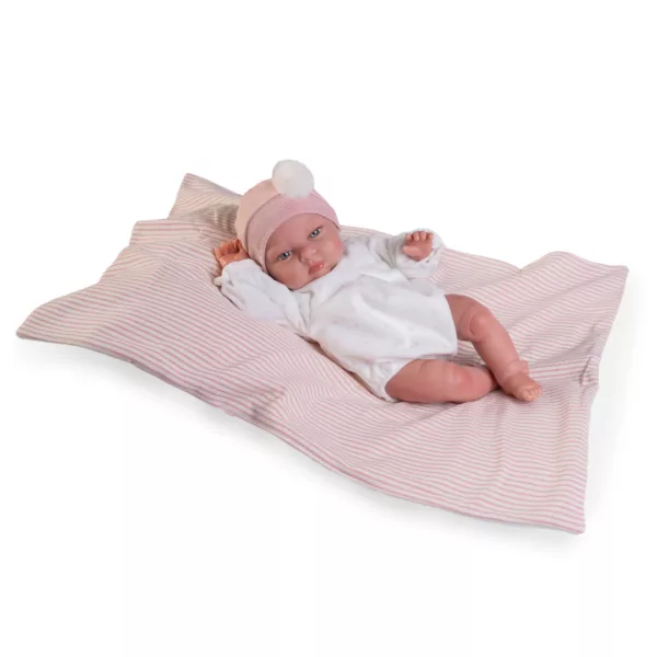 Кукла бебе Тея лежи на райето одеяло с възглавничка реалистични детайли