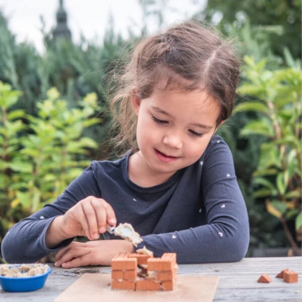 Момиченце строи с тухли Teifoc