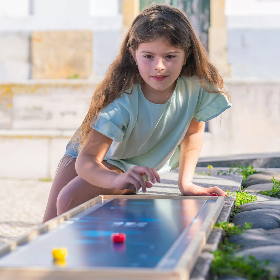 Забавна игра за сръчност Shuffleboard от BS Toys &ndash; дете играе на открито