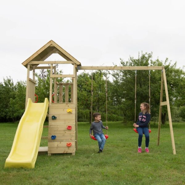 Детска площадка с пързалка Wendi Toys J9 Junior – две деца се люлеят на двойна люлка в градината