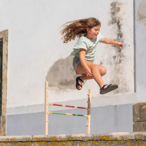 Детска дървена игра за скачане с препятствия зелено червено 6+