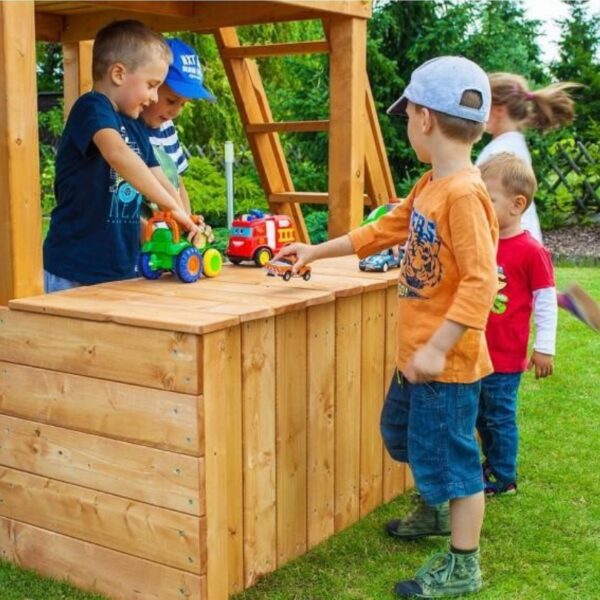Детска площадка модул Fungoo ToyBox с деца, които играят с колички върху дървена маса
