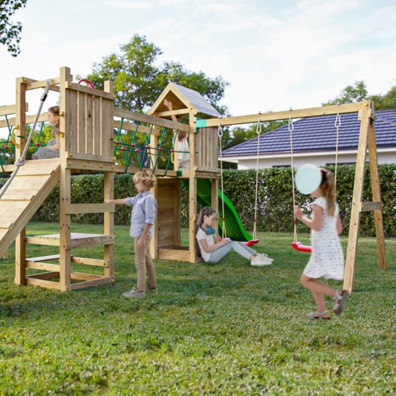 Детска площадка с 3 кули пързалка и люлка Fungoo Optimizer – деца играят на въжения мост, пързалката и люлките в слънчев двор.