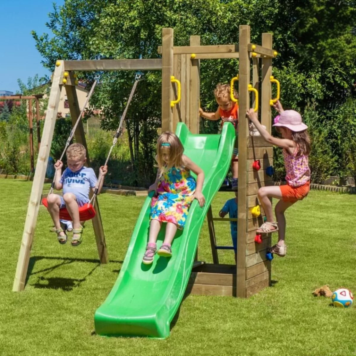 Детска дървена площадка с пързалка, люлка и пясъчник зелена за двор