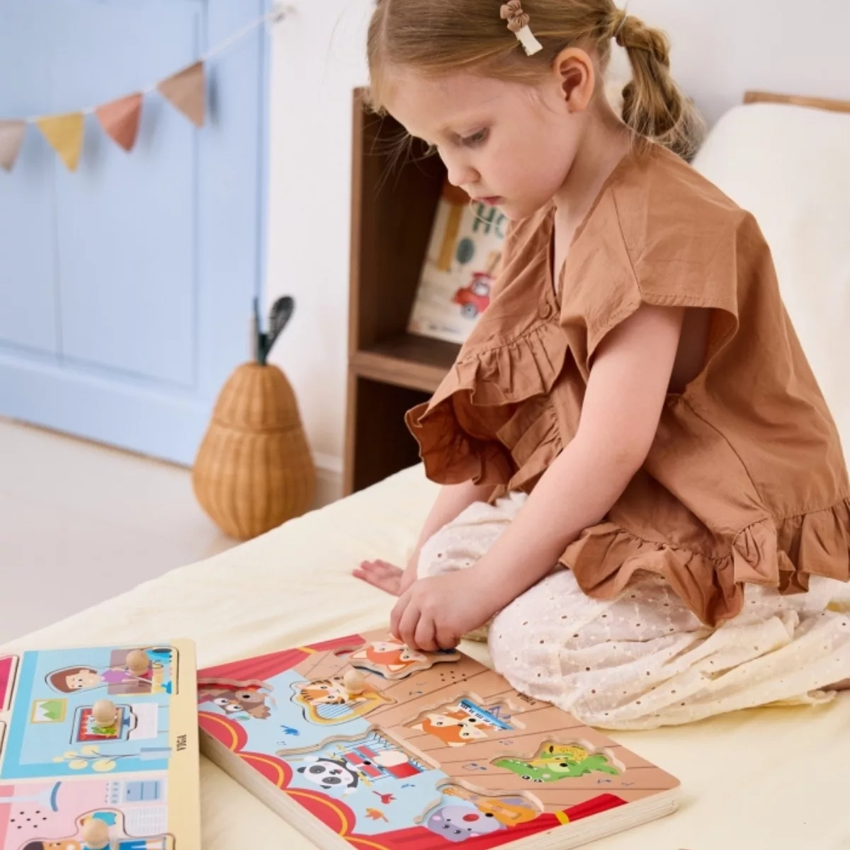 Момиче подрежда музикален дървен пъзел Животни музиканти Viga Toys от 18 месеца