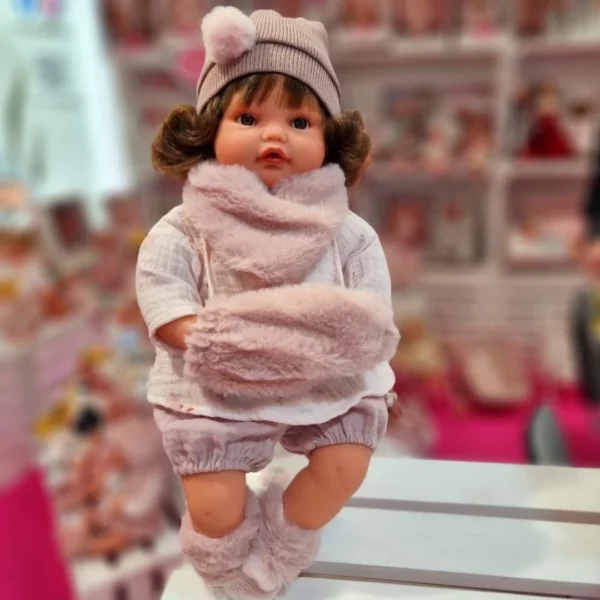 Реалистична кукла Бени със звуков механизъм в магазин за играчки с розова шапка и зимно облекло