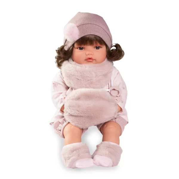 Портрет на куклата Бени със звуков механизъм с розова шапка и пухкав шал на бял фон