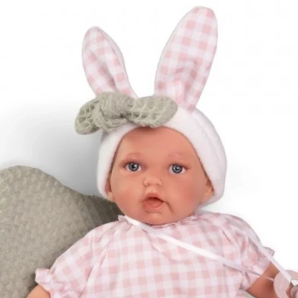 Бебе Рая Зайче с морковено чувалче, облечено в карирана розово-бяла дрешка и бяла шапка с розови заешки ушички и сива панделка.