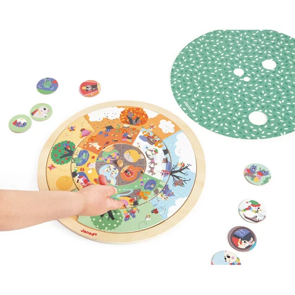 Детска ръка поставя елемент от образователния пъзел "Четири сезона в градината", с кръгла форма и дървена рамка, показващ сезонни промени в природата.