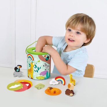 Дете играе с дървени животни Tooky Toy – развиваща играчка за моторика