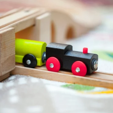 Детайл на дървено влакче с вагон – любима играчка за момчета