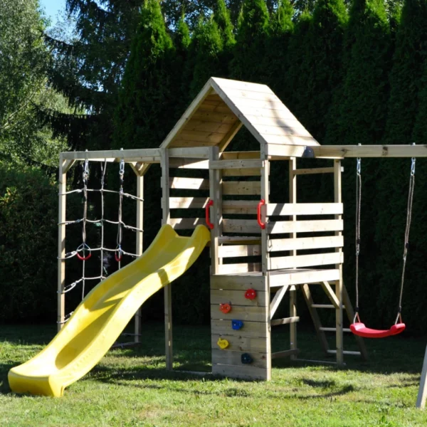 Детска площадка Wendi Toys Climb Tower Sets - от ляво се вижда монтираната игралното дървено спортно съоръжение вурху зелена трева