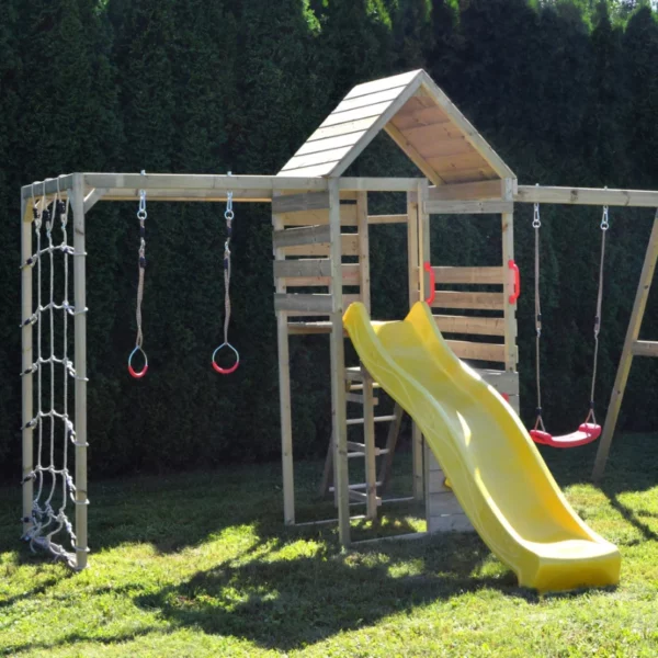 Детска площадка Wendi Toys Climb Tower Sets - от дясно се вижда монтираната игралното дървено спортно съоръжение вурху зелена трева