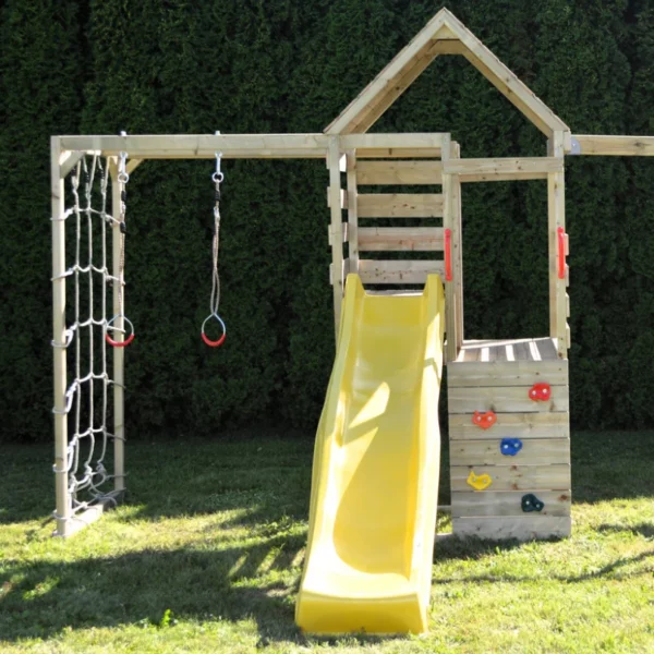 Детска площадка Wendi Toys Climb Tower Sets - от пред вижда се дървеното съоръцение за игра със стената до катерене с пързалката и до нея халки за висене