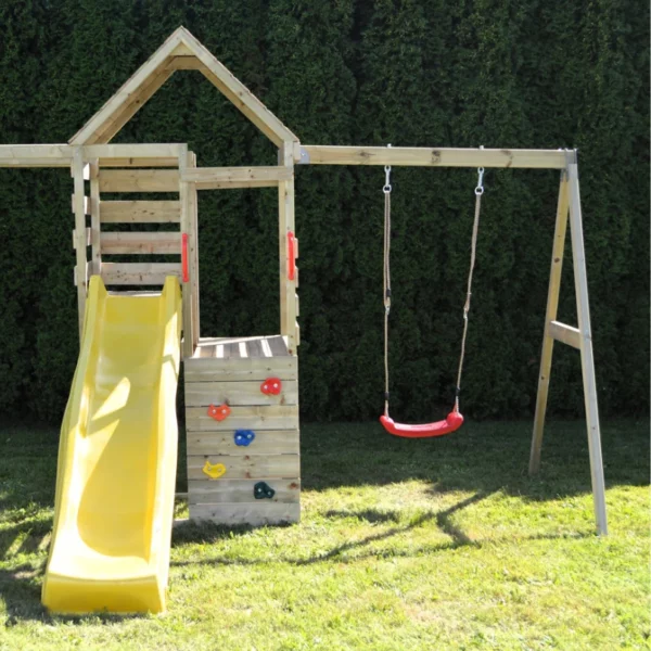 Детска площадка Wendi Toys Climb Tower Sets - от пред върху зелена трева вижда се дървеното съоръцение за игра с люлката до стената за катерене и пързалката на продукта