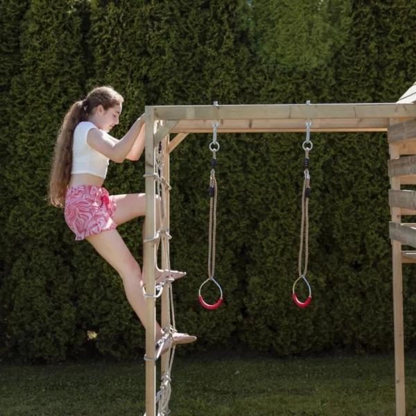 Детска площадка Wendi Toys Climb Tower Sets - дете момиче се катери по въжена. стълба на дървеният игрален комплект