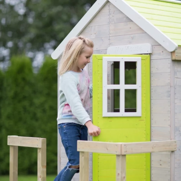 Детска площадка Wendi Toys с къщичка и кухня - дървен комплекс за игра дете момиче отваря вратата с усмивка