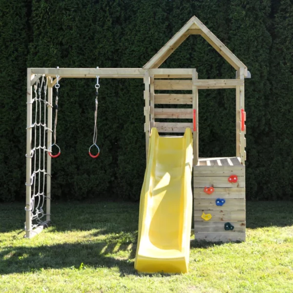 детска площадка Wendi Toys M40 - дървеният детски игрален комплекс е сложен върху зелена трева и е сниман отпред.