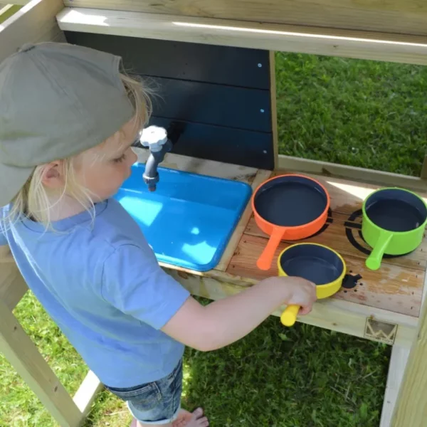 Детска площадка Wendi Toys с кухня - дете приготвя храна върху неговият кухненски модул на дървеният игрален комплекс