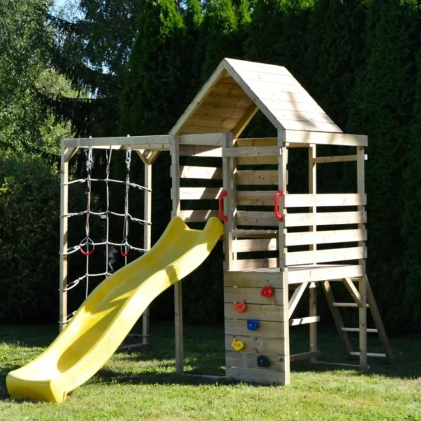 Детска площадка Wendi Toys с кухня - монтиран дървен комплекс за игра върху зелена трева който е сниман от ляво