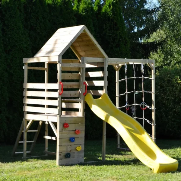 Детска площадка Wendi Toys с кухня - върху зелена трева е монтиран дървен игрален комплекс и е сниман от дясно