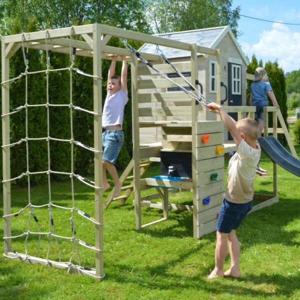 Детски гимнастически модул Wendi Toys - дървен спортен комплекс монтиран в двор върху зелена трева и деца си играят с маймунският лост с въжето за катерене