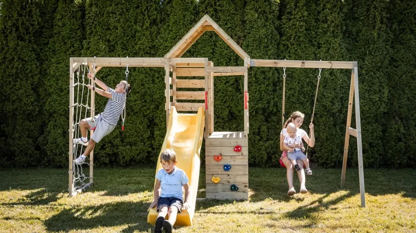 Как да изберем детска площадка за двор - деца се радват докато играят с дървена детска площадка за двор или градина със сертификат за безопасност и качество