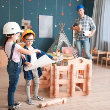 Деца с каски и строителни блокове – идеални играчки за момчета