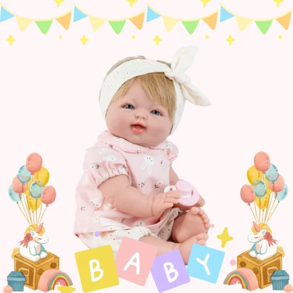 Зои седнала върху възглавничка – с розова рокля и бежови къси панталонки