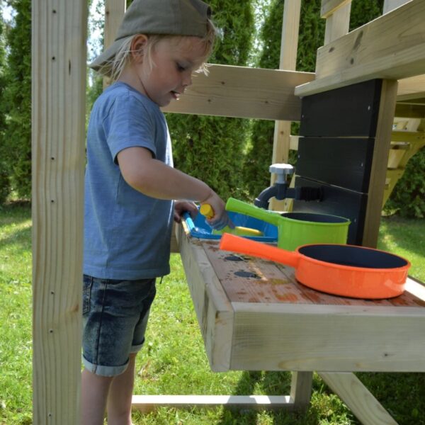 Къщичка за игра Wendi Toys Nordic Adventure - дете момченце приготвя на своят дървен хухненски модул нещо много вкусно