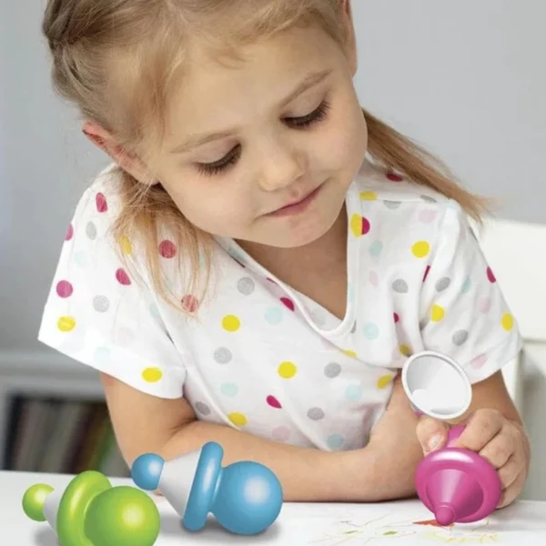 Момиченце рисува с ергономични флумастери – творчество за малки деца