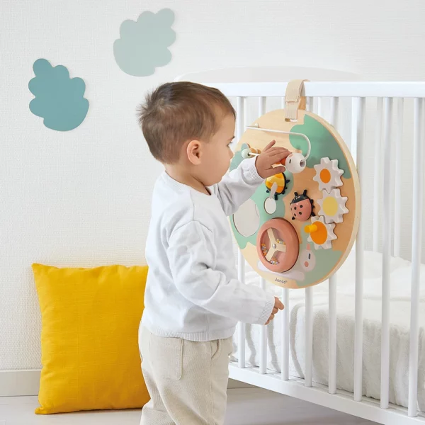 Сензорна дъска за активна игра Sweet Cocoon - дете играе докато стои правo до кошара