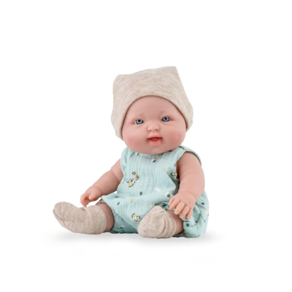 Усмихната бебе кукла Чико със зелени гащеризон и бежова шапчица – Marina & Pau