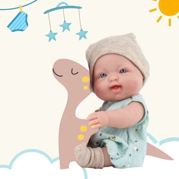 Кукла Чико в илюстративна сцена с динозавър и бебешки елементи