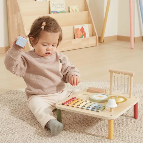 Дървена музикална масичка PolarB от Bellamiestore - детска активност с музикално кубче и пастелни елементи