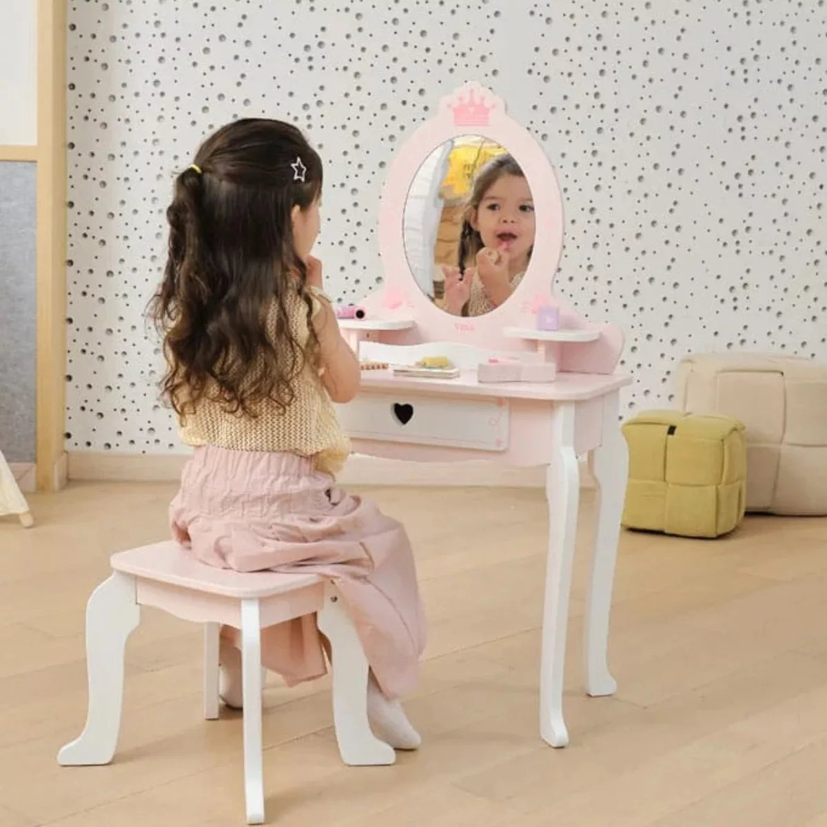 Дете играе с дървена тоалетка за принцеси VIGA Toys с огледало