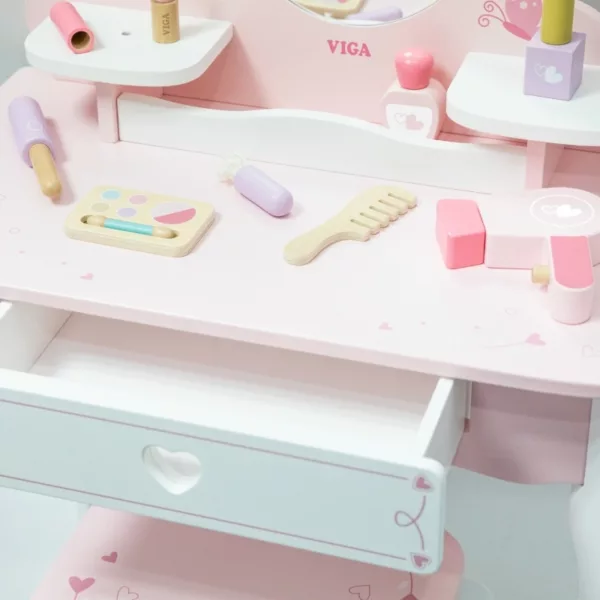Дървена тоалетка за принцеси с табуретка - Viga Toys с детайлен изглед на плота с дървени козметични играчки