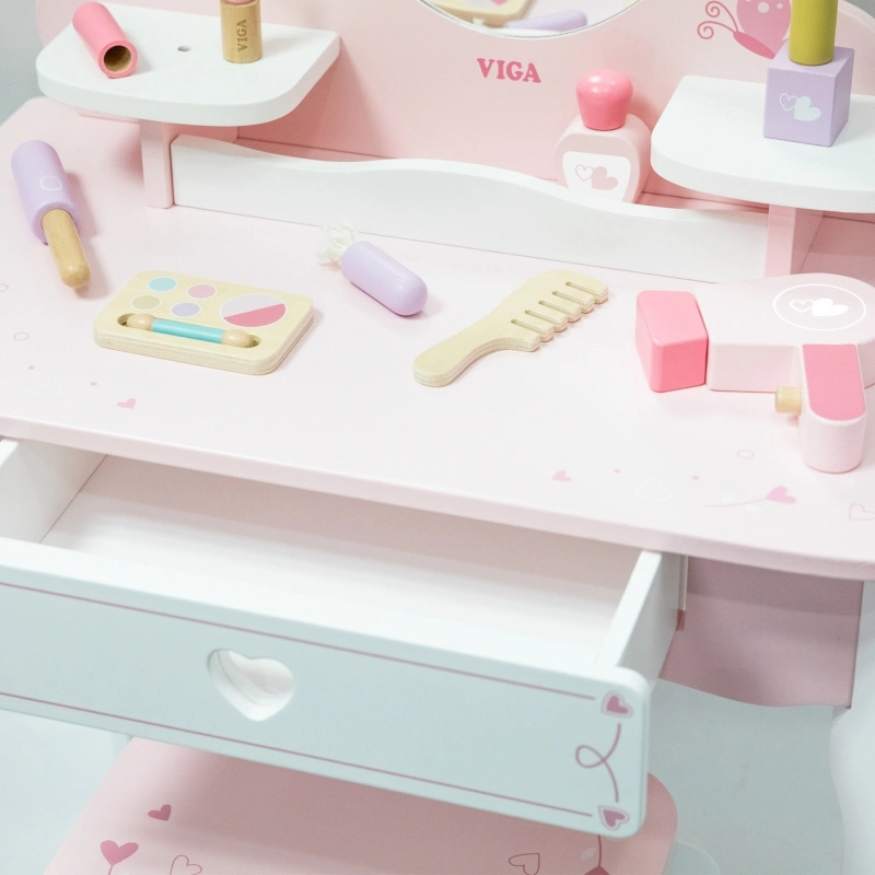 Дървена тоалетка за принцеси с табуретка - Viga Toys с детайлен изглед на плота с дървени козметични играчки