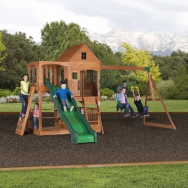 Група деца играят на детска площадка Hill Crest Backyard двуетажна.