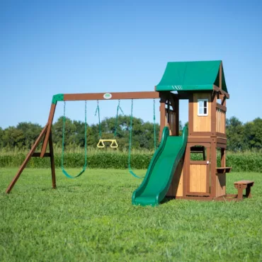 Детска площадка Lakewood Backyard с пързалка и люлки в зелен двор.