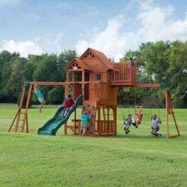 Деца играят на детска площадка Skyfort Backyard приключенски център с пързалка