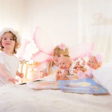 Две момиченца играят с кукли бебета Marina & Pau с розови крилца и аксесоари от Bellamiestore