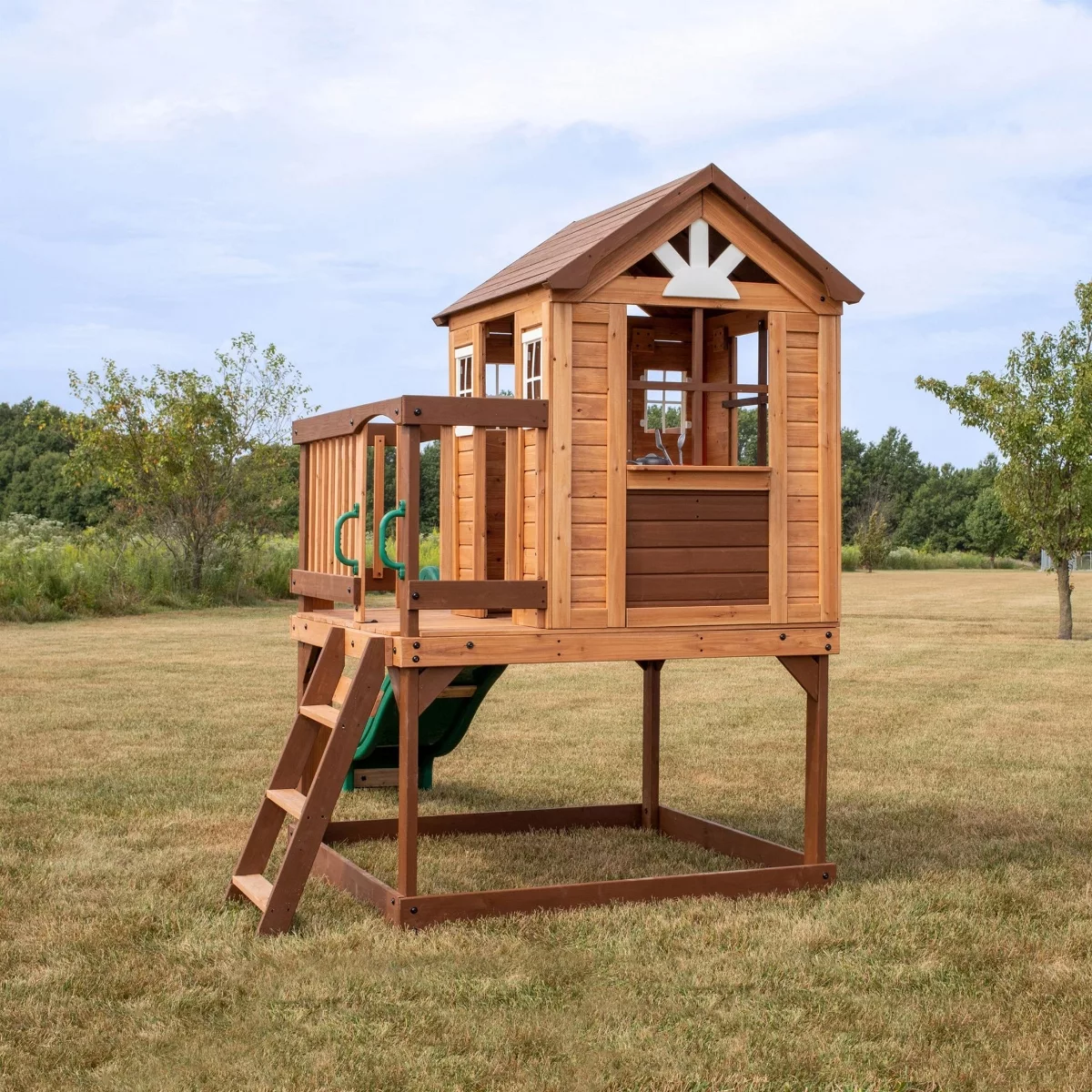Дървена къщичка за игра Echo Backyard с пързалка и веранда в естествен дървен цвят