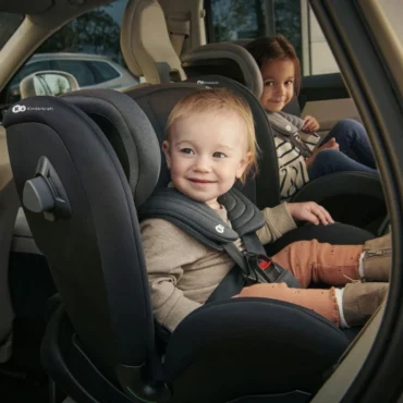  Две деца се усмихват в черни столчета за кола Kinderkraft с висока безопасност, предлагани от Bellamiestore.