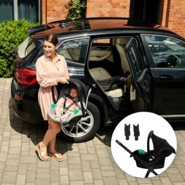 Майка изважда бебешка кошница/столче за кола Kinderkraft от автомобил - системата с адаптери от Bellamiestore